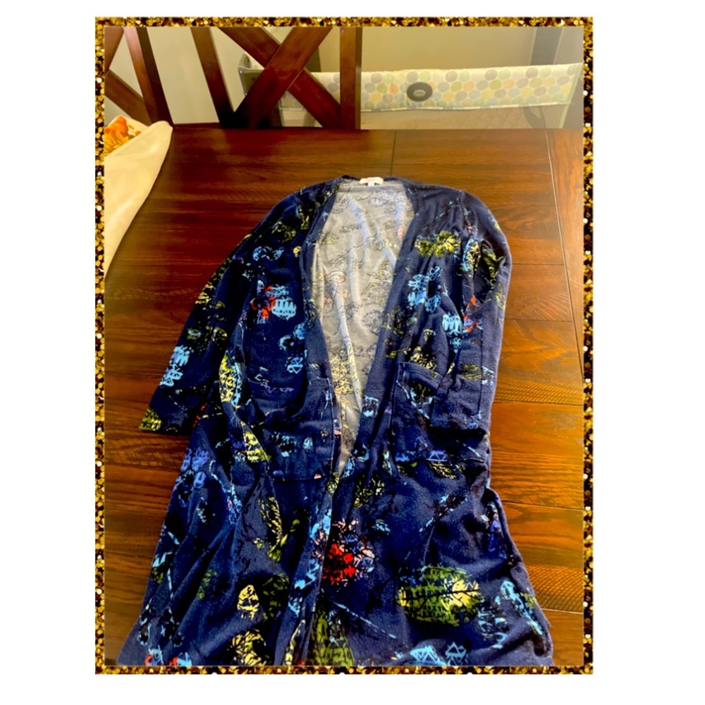 Long soft blue cardigan with special print.